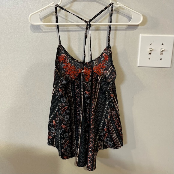 cute patterned tank top
brand hollister
size xs 
in good condition - Picture 3 of 3
